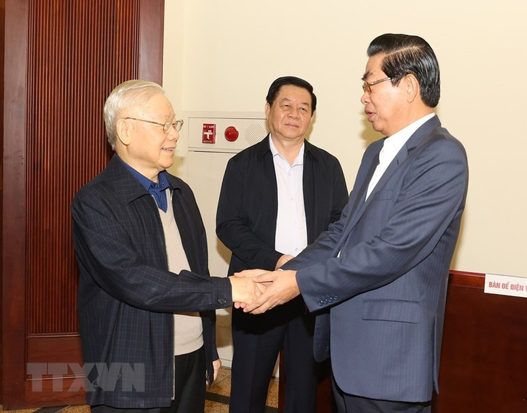 Tổng Bí thư Nguyễn Phú Trọng với các thành viên Ban Chỉ đạo dự phiên họp. (Ảnh: Trí Dũng/TTXVN)