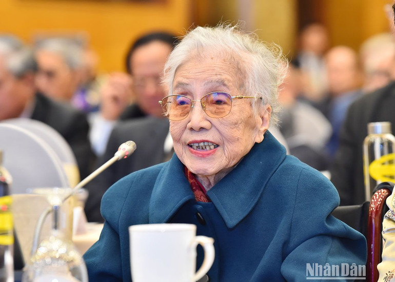 Bà Nguyễn Thị Bình tri ân các chiến sĩ đã hy sinh vì sự nghiệp chống Mỹ, cứu nước. (Ảnh: Thủy Nguyên)