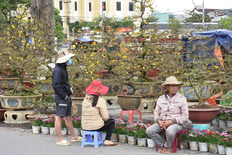 Người bán buồn bã trông khách.