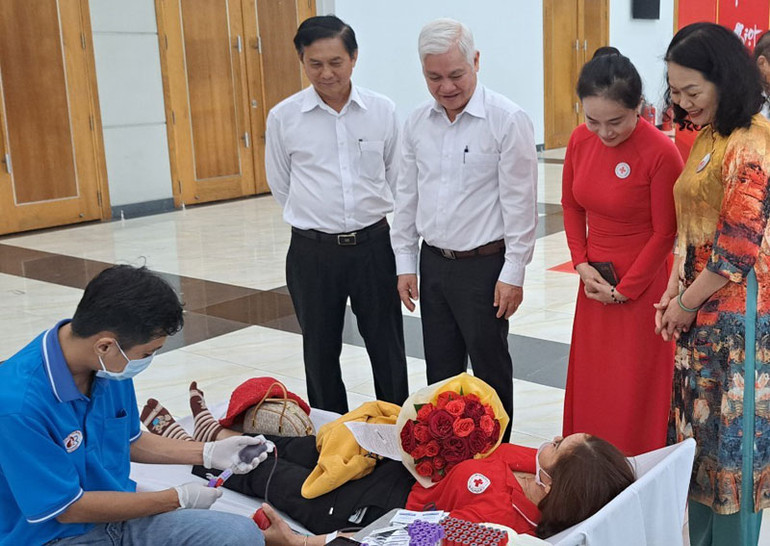 Thăm hỏi, động viên các tình nguyện viên tham gia hiến máu tại Lễ hội Xuân hồng năm 2023.