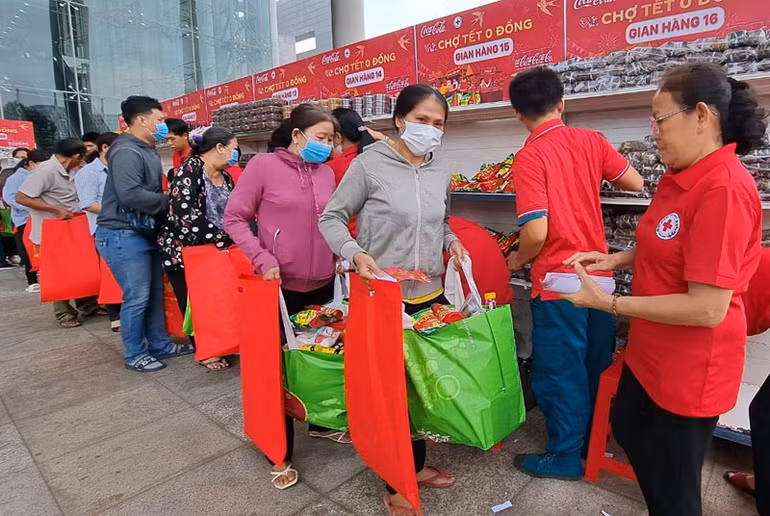 Người dân có hoàn cảnh khó khăn tham gia phiên “Chợ Tết 0 đồng” nhận được nhiều hàng hóa miễn phí.