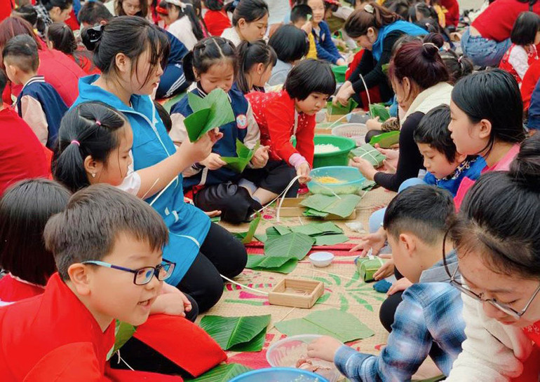 Học sinh Trường tiểu học Trung Yên (quận Cầu Giấy) được trải nghiệm gói bánh chưng. Học sinh Trường tiểu học Trung Yên (quận Cầu Giấy) được trải nghiệm gói bánh chưng.
