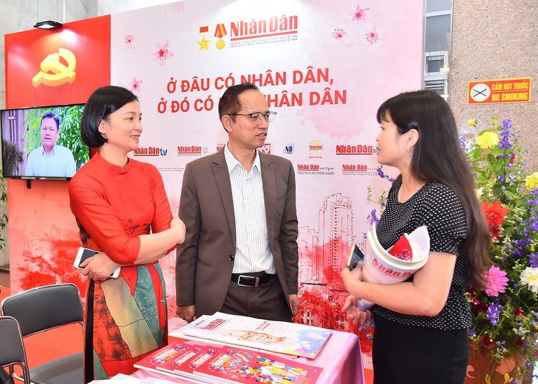 Độc giả tìm hiểu, tham quan gian trưng bày của Báo Nhân Dân.