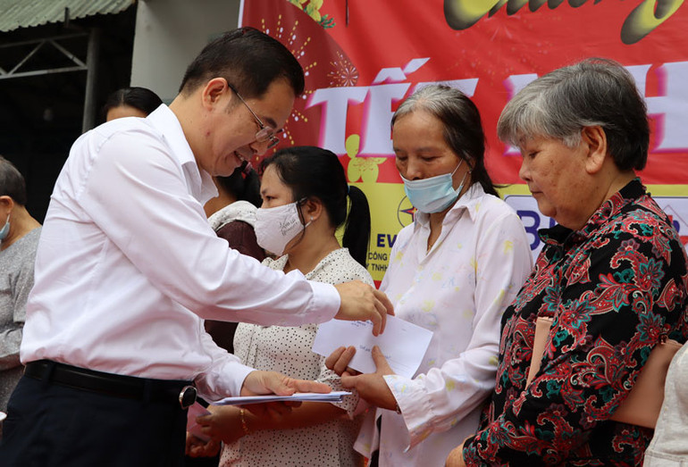 Đại diện Công ty trách nhiệm hữu hạn một thành viên điện lực Đồng Nai trao quà Tết cho người dân phường Tân Hiệp, thành phố Biên Hòa. Đại diện Công ty trách nhiệm hữu hạn một thành viên điện lực Đồng Nai trao quà Tết cho người dân phường Tân Hiệp, thành phố Biên Hòa.