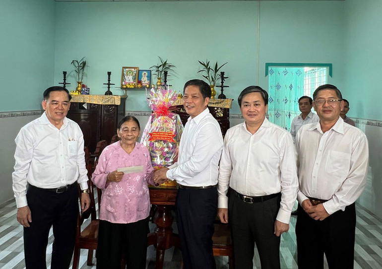 Đồng chí Trần Tuấn Anh thăm, chúc Tết Mẹ Việt Nam Anh hùng Võ Thị Xề.