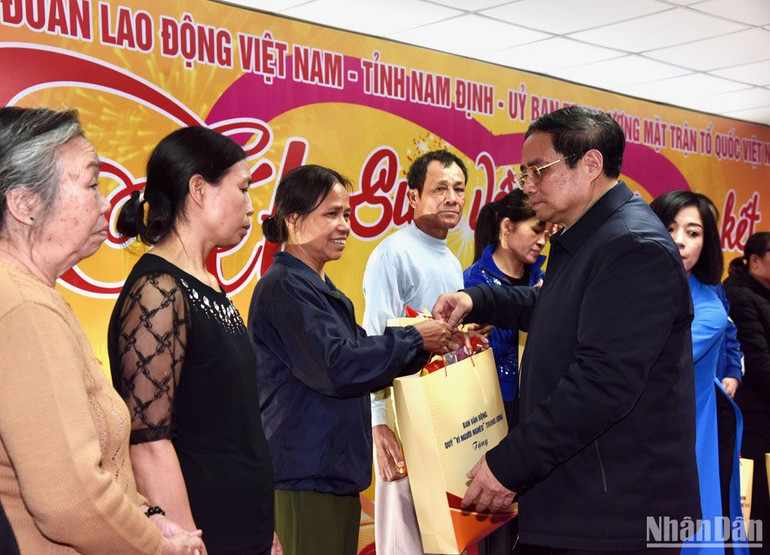 Thủ tướng Phạm Minh Chính trao quà cho các hộ nghèo.