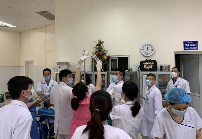 Bác sĩ thể thao cấp cứu một động viên tại Sea Games 31. Bác sĩ thể thao cấp cứu một động viên tại Sea Games 31.