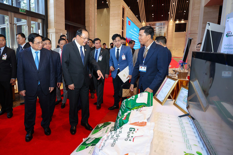 Thủ tướng Phạm Minh Chính và Thủ tướng Sonexay Siphandone tham quan các gian hàng giới thiệu sản phẩm đặc trưng của Lào tại Hội nghị.