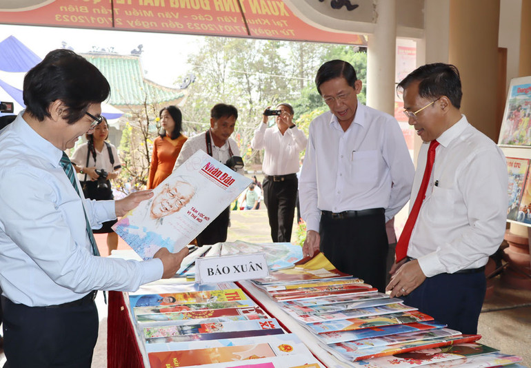 Lãnh đạo tỉnh Đồng Nai đọc các ấn phẩm báo chí được trưng bày tại Hội báo Xuân Quý Mão năm 2023.