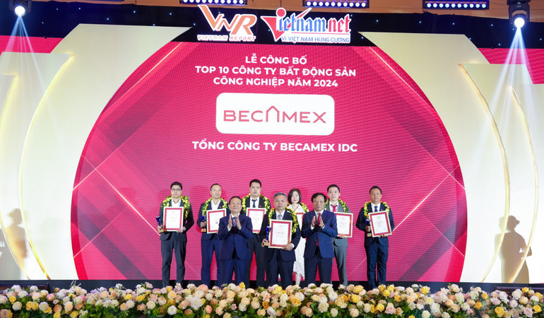 Ông Nguyễn Văn Thanh Huy, Phó Tổng Giám đốc Tổng công ty Becamex IDC nhận Cúp và Giấy chứng nhận Top 10 Công ty Bất động sản công nghiệp uy tín năm 2024.