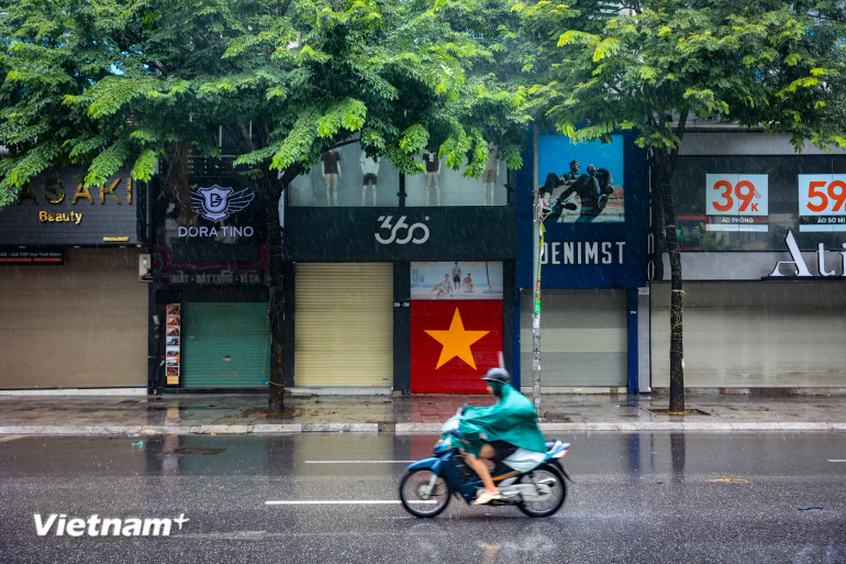 Dự báo, trong chiều tối nay, Hà Nội sẽ có mưa lớn và gió giật mạnh. Cơ quan chức năng cũng khuyến cáo người dân không nên đi ra đường để bảo đảm an toàn.