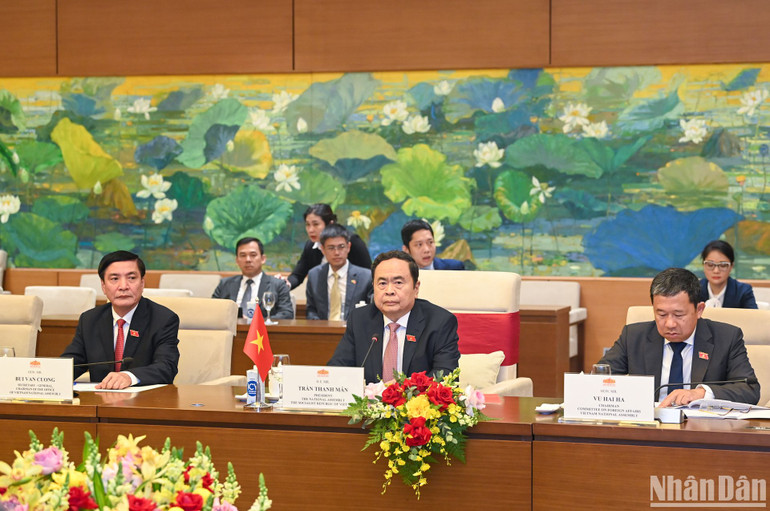 Chủ tịch Quốc hội Trần Thanh Mẫn và các đại biểu Quốc hội Việt Nam tại buổi hội kiến.