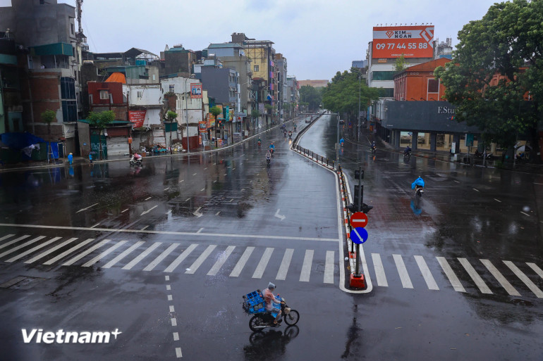 Ngã tư Thái Hà-Chùa Bộc vắng vẻ thời điểm 9 giờ sáng.