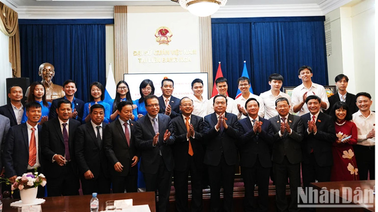 Chủ tịch Quốc hội Trần Thanh Mẫn và Đoàn chụp ảnh lưu niệm với bà con cộng đồng và lưu học sinh Việt Nam tại Liên bang Nga. (Ảnh: XUÂN HƯNG)