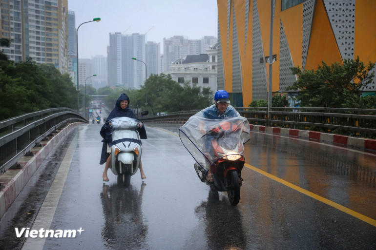 Bất kể ai ra đường trong thời tiết này đều cảm nhận được sức gió đã tăng dần.