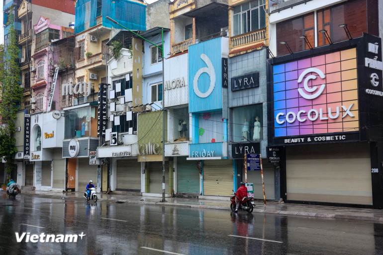 Nhiều cơ sở kinh doanh trong tình trạng cửa đóng then cài chờ bão.