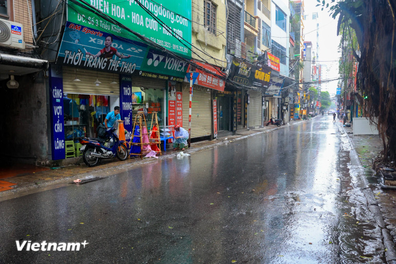 Theo ghi nhận của phóng viên, đường phố Hà Nội trở nên vắng vẻ so với ngày thường, một số nơi kinh doanh đã đóng cửa trước giờ bão đổ bộ.