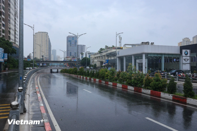 Một trong những điểm đen giao thông vào giờ sáng ngày thường, hầm chui Lê Văn Lương vào thời điểm 9 giờ sáng 7/9 không bóng người qua lại.