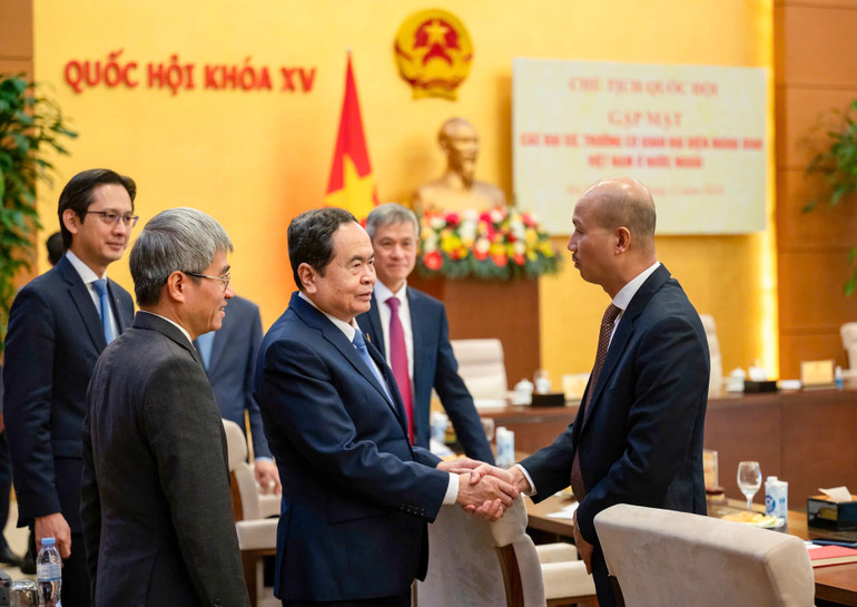 Chủ tịch Quốc hội Trần Thanh Mẫn với các Đại sứ, Trưởng cơ quan đại diện tại cuộc gặp. (Ảnh: DUY LINH)