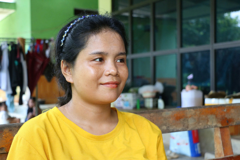 Chị La Thị Sài, người Đan Lai đầu tiên ở hai bản Cò Phạt, Khe Búng (xã Môn Sơn, huyện Con Cuông) đi xuất khẩu lao động.