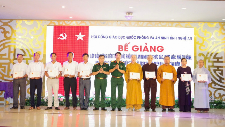 Bộ Chỉ huy Quân sự tỉnh Nghệ An luôn thực hiện tốt công tác tham mưu bồi dưỡng kiến thức quốc phòng và an ninh cho chức sắc, chức việc, nhà tu hành, người đứng đầu các tổ chức tôn giáo trên địa bàn. Bộ Chỉ huy Quân sự tỉnh Nghệ An luôn thực hiện tốt công tác tham mưu bồi dưỡng kiến thức quốc phòng và an ninh cho chức sắc, chức việc, nhà tu hành, người đứng đầu các tổ chức tôn giáo trên địa bàn.