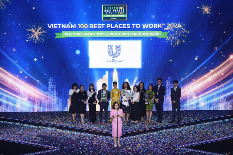 Bà Trịnh Mai Phương - Phó Chủ tịch Phụ trách nhân sự đại diện Unilever Việt Nam nhận giải.