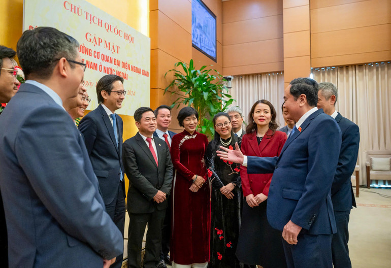 Chủ tịch Quốc hội Trần Thanh Mẫn trao đổi với các Đại sứ, Trưởng cơ quan đại diện tại cuộc gặp. (Ảnh: DUY LINH)