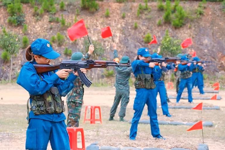 Hội thao bắn súng của bộ đội chủ lực và dân quân tự vệ ở Bộ Chỉ huy Quân sự Nghệ An.