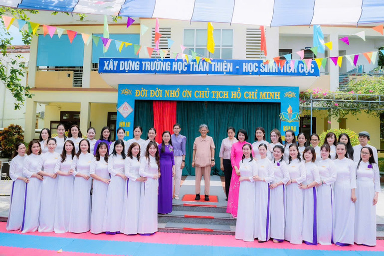 Công chúa Thái Lan Maha Chakri Sirindhorn chụp ảnh lưu niệm với học sinh và giáo viên Trường Tiểu học Nguyễn Tất Thành trong chuyến thăm vào tháng 8/2024. Công chúa Thái Lan Maha Chakri Sirindhorn chụp ảnh lưu niệm với học sinh và giáo viên Trường Tiểu học Nguyễn Tất Thành trong chuyến thăm vào tháng 8/2024.