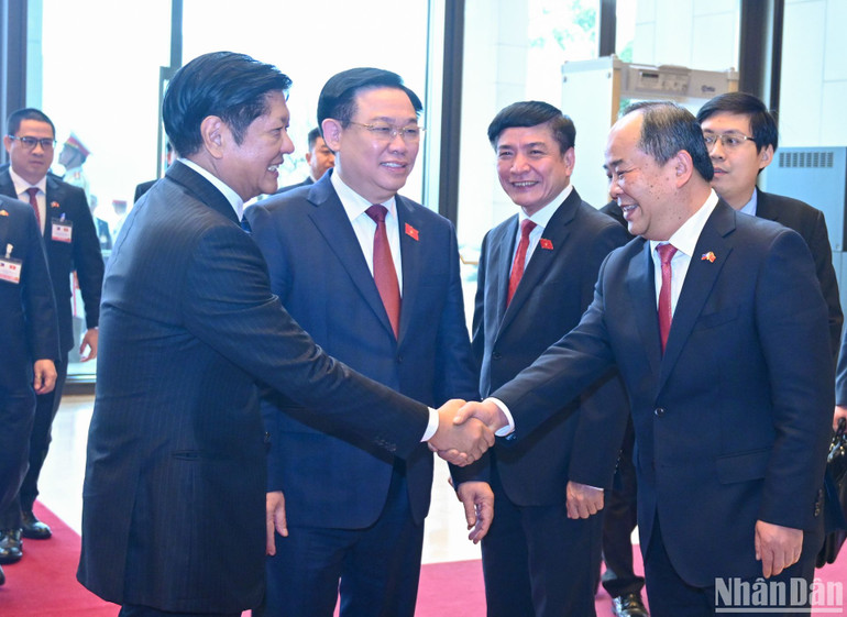 Chủ tịch Quốc hội Vương Đình Huệ giới thiệu với Tổng thống Philippines Ferdinand Romualdez Marcos Jr. các đại biểu Việt Nam dự buổi hội kiến.