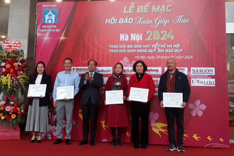 Ban tổ chức trao giải cho các tác giả đạt giải bài viết hay.