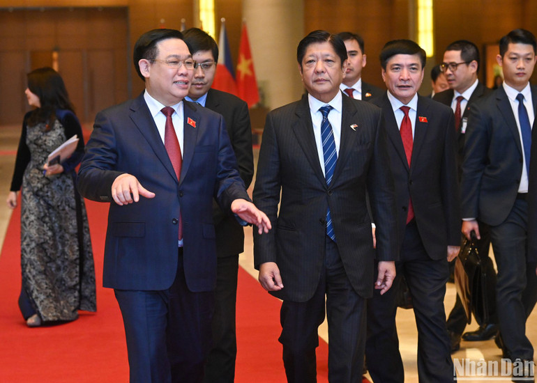 Chủ tịch Quốc hội Vương Đình Huệ trao đổi với Tổng thống Philippines Ferdinand Romualdez Marcos Jr.