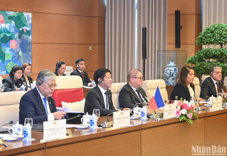 Tổng thống Philippines Ferdinand Romualdez Marcos Jr. và các đại biểu Philippines tại buổi hội kiến.