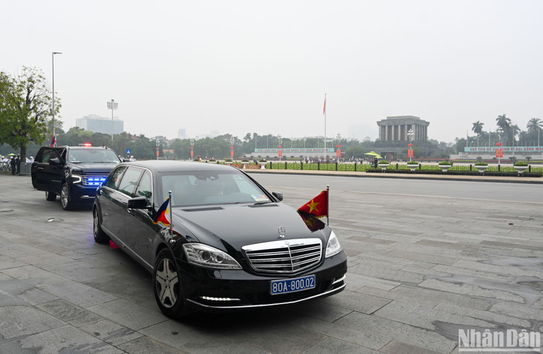 Đoàn xe chở Tổng thống Philippines và Đoàn đại biểu cấp cao Philippines di chuyển trên đường Độc Lập đến Nhà Quốc hội.