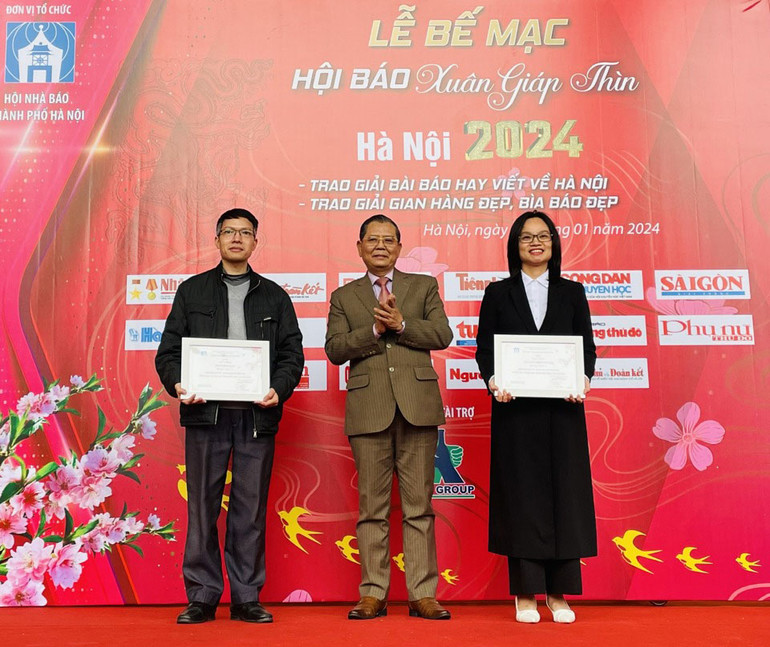Ban tổ chức trao hai giải A Giải bìa báo đẹp Xuân Giáp Thìn cho Báo Nhân Dân và Tạp chí Người Hà Nội.