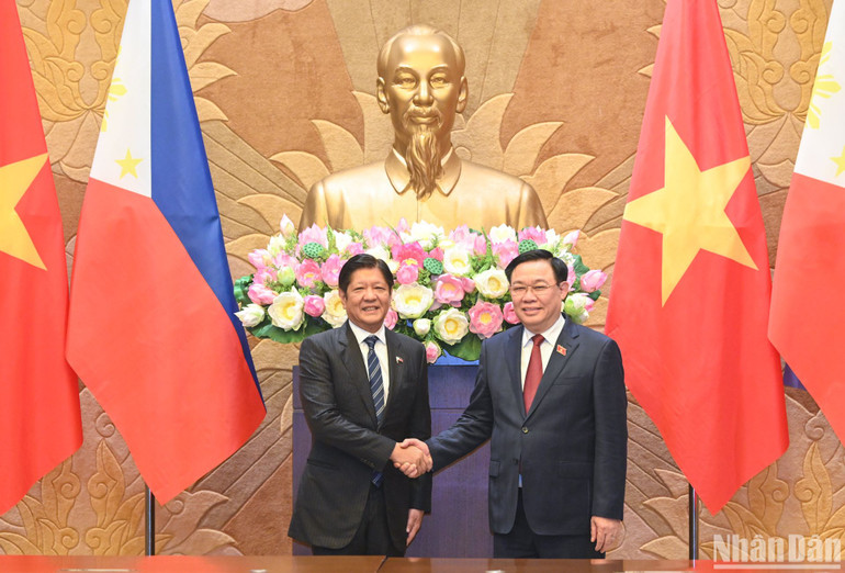 Chủ tịch Quốc hội Vương Đình Huệ và Tổng thống Philippines Ferdinand Romualdez Marcos Jr. tại buổi hội kiến.