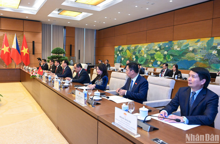 Chủ tịch Quốc hội Vương Đình Huệ và các đại biểu Việt Nam tại buổi hội kiến.