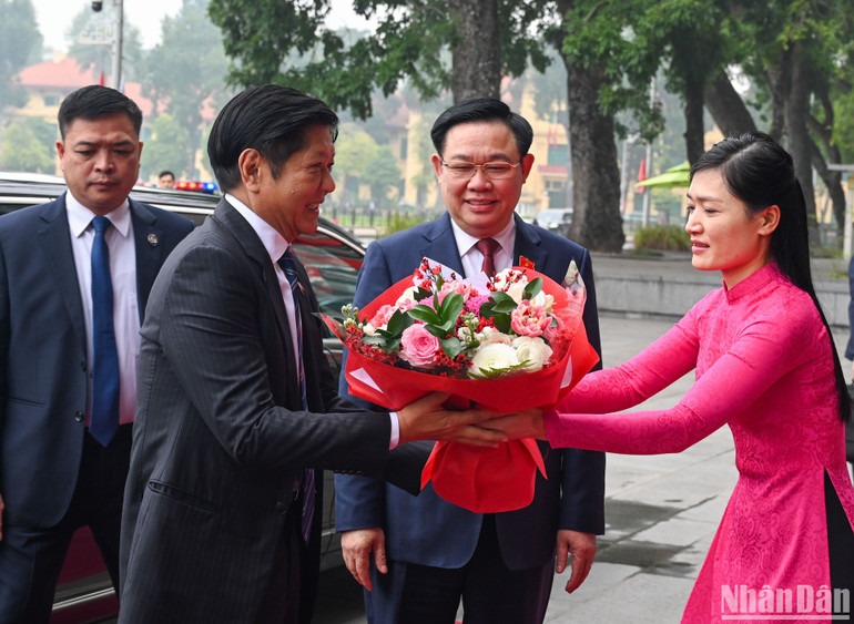 Nhân viên Văn phòng Quốc hội tặng hoa chào mừng Tổng thống Philippines.