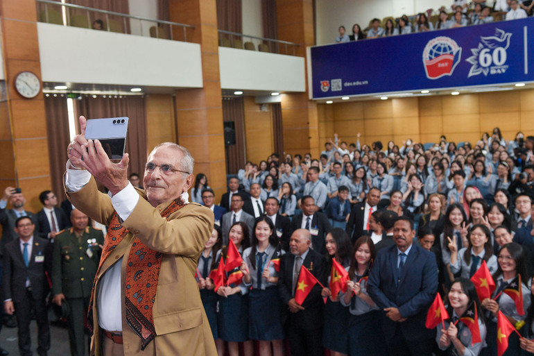 Tổng thống Timor Leste José Ramos-Horta chụp ảnh selfie cùng sinh viên Học viện Ngoại giao.