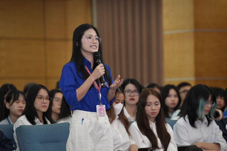 Sinh viên Học viện Ngoại giao đưa ra các câu hỏi cho Tổng thống Timor Leste José Ramos-Horta.
