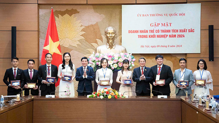 Chủ tịch Quốc hội Nguyễn Đức Hải tặng quà các doanh nhân trẻ. (Ảnh: Báo đại biểu nhân dân)