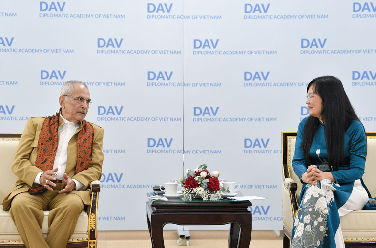 Tổng thống Timor Leste José Ramos-Horta trao đổi với Ban Giám đốc Học viện Ngoại giao.