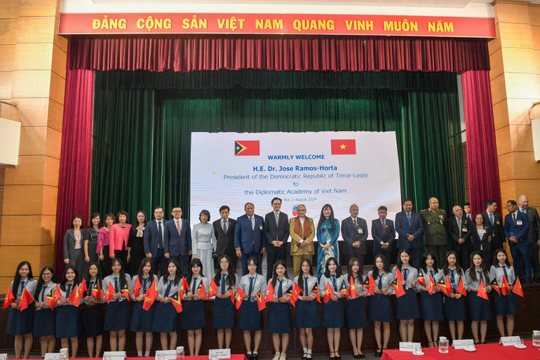 Tổng thống Timor Leste José Ramos-Horta cùng các đại biểu với sinh viên Học viện Ngoại giao.