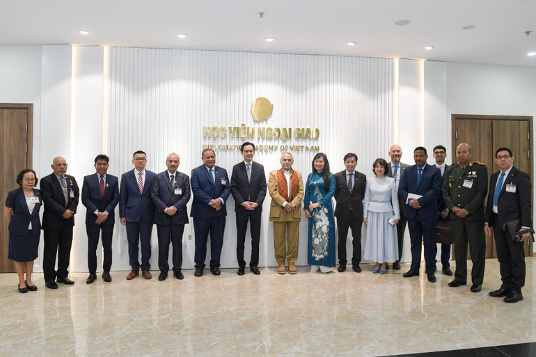 Tổng thống Timor Leste José Ramos-Horta cùng đoàn tại Học viện Ngoại giao.