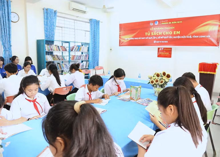Đội viên, thiếu niên địa phương trải nghiệm không gian văn hóa đọc sau Lễ khánh thành công trình "Tủ sách cho em" trong khuôn khổ Chương trình "Tháng ba biên giới" năm 2025 tại huyện Đức Huệ, tỉnh Long An.