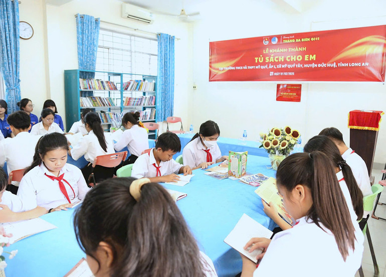 Đội viên, thiếu niên địa phương trải nghiệm không gian văn hóa đọc sau Lễ khánh thành công trình "Tủ sách cho em" trong khuôn khổ Chương trình "Tháng ba biên giới" năm 2025 tại huyện Đức Huệ, tỉnh Long An.