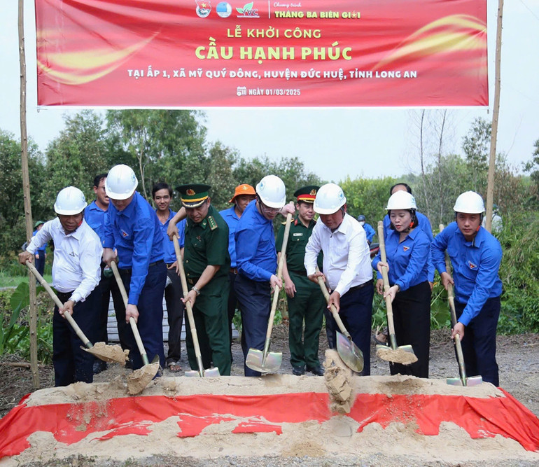 Bí thư Trung ương Đoàn, Chủ tịch Hội Liên hiệp Thanh niên Việt Nam Nguyễn Tường Lâm (đứng giữa, hàng đầu), cùng đại diện các đơn vị liên quan khởi công "Cầu hạnh phúc" tại huyện Đức Huệ, tỉnh Long An, trong khuôn khổ Lễ ra quân Chương trình "Tháng ba biên giới" năm 2025.