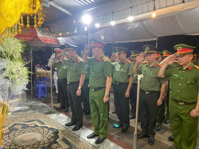 Các đơn vị nghiệp vụ Công an tỉnh thắp hương tiễn biệt đồng chí Hạ sĩ Nguyễn Ngọc Minh Nhật.