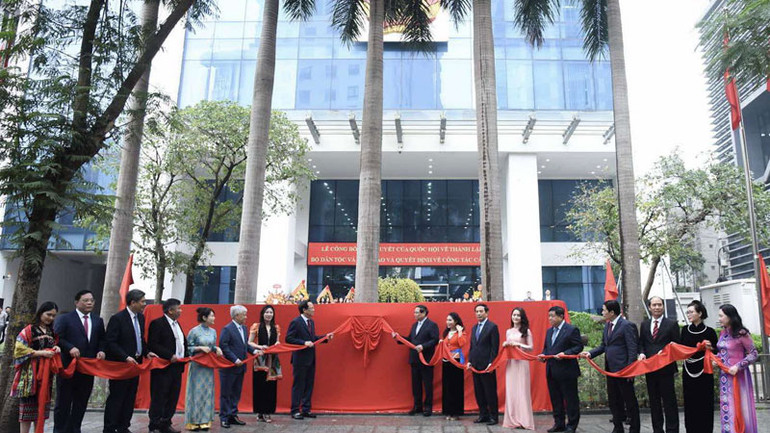 Thủ tướng Phạm Minh Chính và các đồng chí lãnh đạo thực hiện nghi thức gắn biển tên Bộ Dân tộc và Tôn giáo. (Ảnh: TRẦN HẢI)