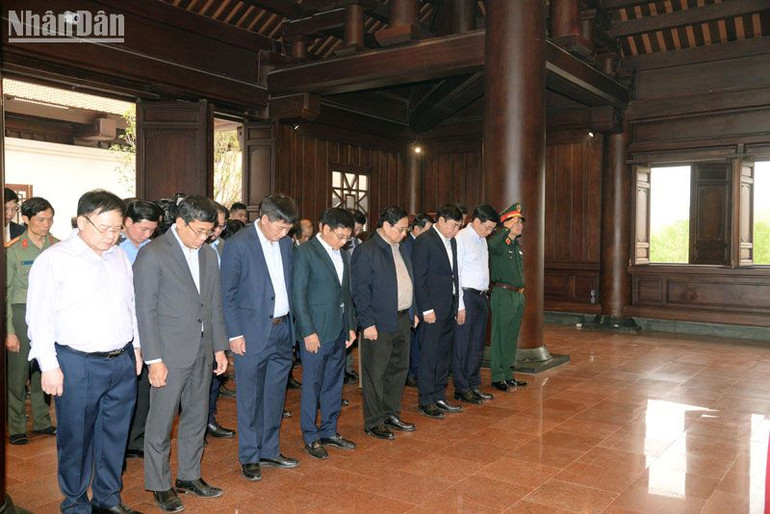 Thủ tướng Phạm Minh Chính và các đoàn công tác kính cẩn trước anh linh các Anh hùng liệt sĩ ở Đền thờ Liệt sĩ tại chiến trường Điện Biên Phủ.